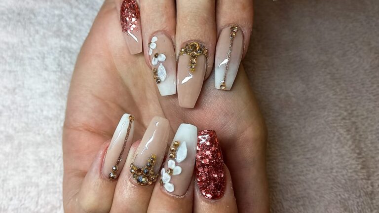 50 Eye-Catching Chrome Nails to Revolutionize Your Nail Game - The Cuddl |  Rose gold nails, Gold nail designs, Ombre nails glitter