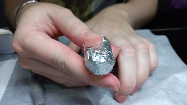 Soaking with foil to remove gel polish