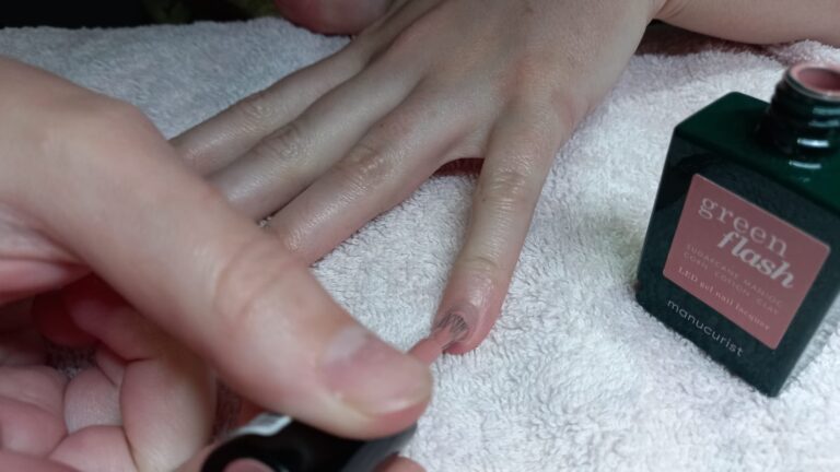 apply gel polish on gel nails